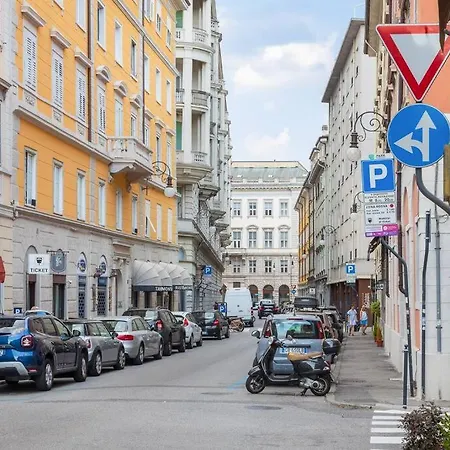 Centro I Cadorna 14 * Triest